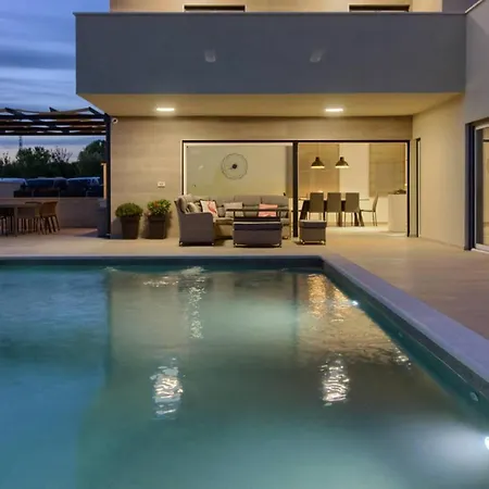 Mako, Moderne Luxus-villa Mit Swimmingpool Und Whirlpool In Ruhiger Vorort-lage Von *