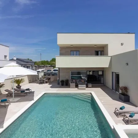 Mako, Moderne Luxus-villa Mit Swimmingpool Und Whirlpool In Ruhiger Vorort-lage Von Vila *