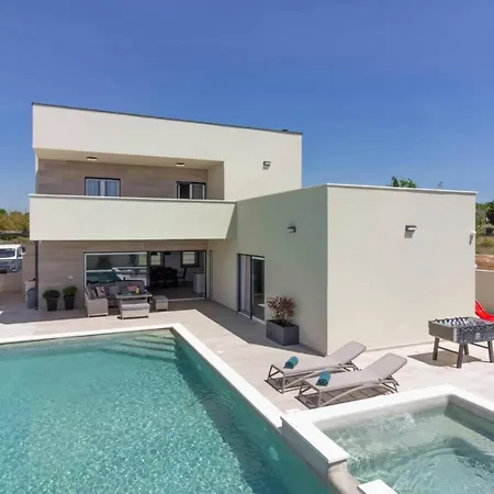 Vila Mako, Moderne Luxus-villa Mit Swimmingpool Und Whirlpool In Ruhiger Vorort-lage Von *