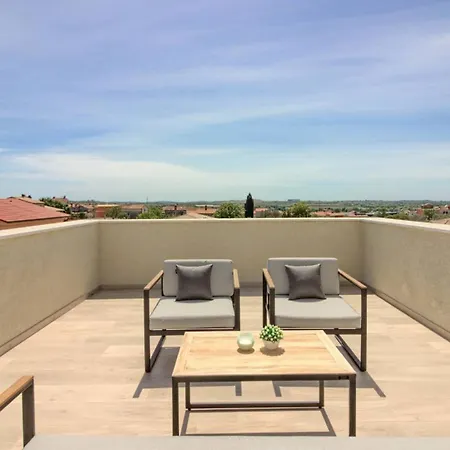 Mako, Moderne Luxus-villa Mit Swimmingpool Und Whirlpool In Ruhiger Vorort-lage Von *