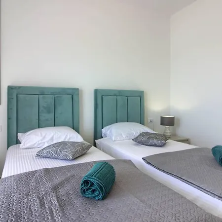 Mako, Moderne Luxus-villa Mit Swimmingpool Und Whirlpool In Ruhiger Vorort-lage Von *