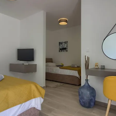 Mako, Moderne Luxus-villa Mit Swimmingpool Und Whirlpool In Ruhiger Vorort-lage Von Vila Pula