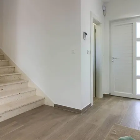 Mako, Moderne Luxus-villa Mit Swimmingpool Und Whirlpool In Ruhiger Vorort-lage Von Vila