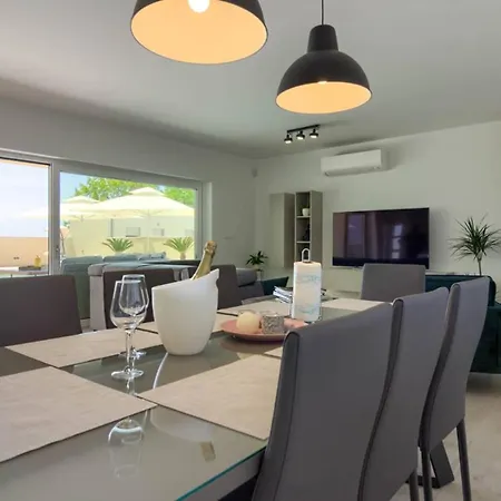 Vila Mako, Moderne Luxus-villa Mit Swimmingpool Und Whirlpool In Ruhiger Vorort-lage Von Pula