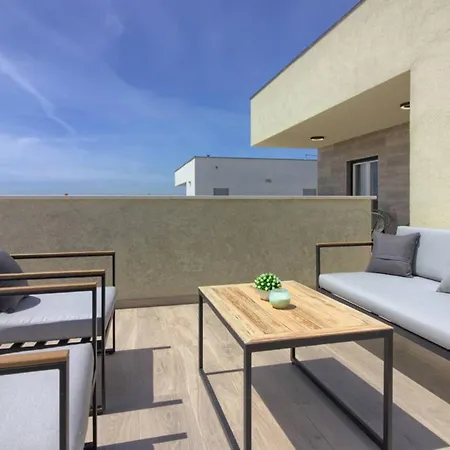 Mako, Moderne Luxus-villa Mit Swimmingpool Und Whirlpool In Ruhiger Vorort-lage Von Vila Pula