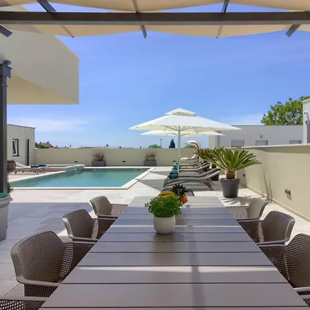 Mako, Moderne Luxus-villa Mit Swimmingpool Und Whirlpool In Ruhiger Vorort-lage Von فيلة *