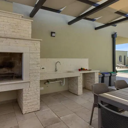Mako, Moderne Luxus-villa Mit Swimmingpool Und Whirlpool In Ruhiger Vorort-lage Von Vila *