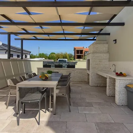 Mako, Moderne Luxus-villa Mit Swimmingpool Und Whirlpool In Ruhiger Vorort-lage Von Vila