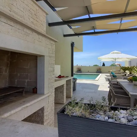 Mako, Moderne Luxus-villa Mit Swimmingpool Und Whirlpool In Ruhiger Vorort-lage Von Пула