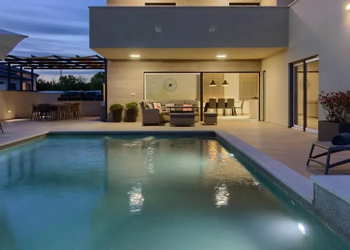 Mako, Moderne Luxus-villa Mit Swimmingpool Und Whirlpool In Ruhiger Vorort-lage Von *