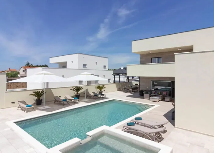 Вілла Mako, Moderne Luxus-villa Mit Swimmingpool Und Whirlpool In Ruhiger Vorort-lage Von