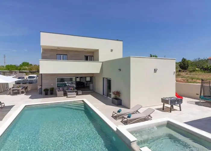 Вілла Mako, Moderne Luxus-villa Mit Swimmingpool Und Whirlpool In Ruhiger Vorort-lage Von *