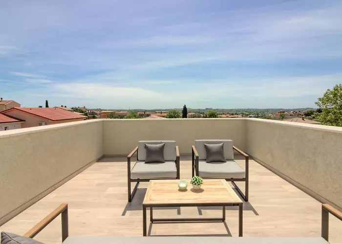 Mako, Moderne Luxus-villa Mit Swimmingpool Und Whirlpool In Ruhiger Vorort-lage Von *