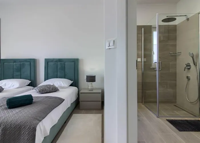 Вілла Mako, Moderne Luxus-villa Mit Swimmingpool Und Whirlpool In Ruhiger Vorort-lage Von