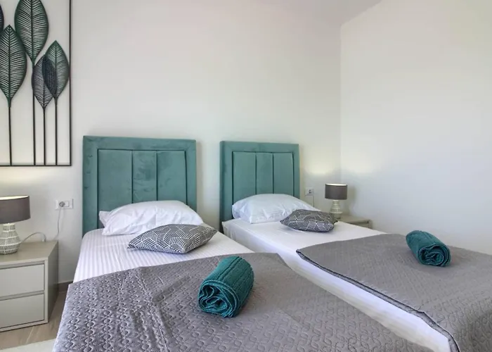 Mako, Moderne Luxus-villa Mit Swimmingpool Und Whirlpool In Ruhiger Vorort-lage Von *