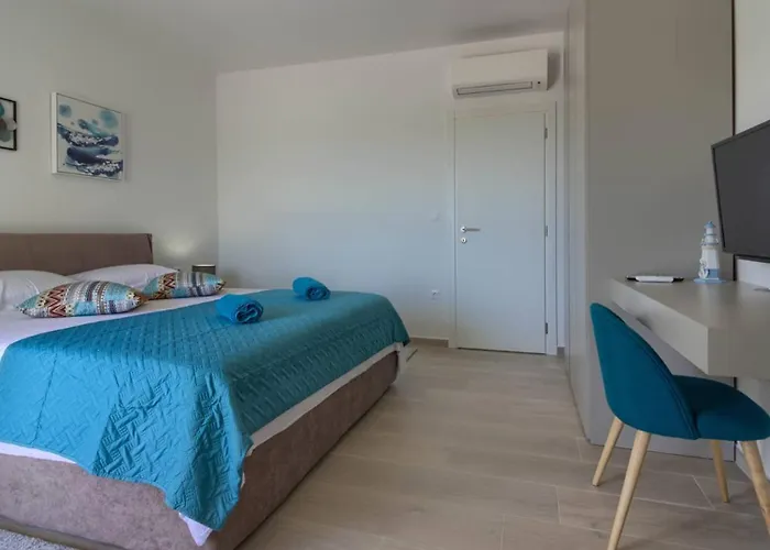 Mako, Moderne Luxus-villa Mit Swimmingpool Und Whirlpool In Ruhiger Vorort-lage Von