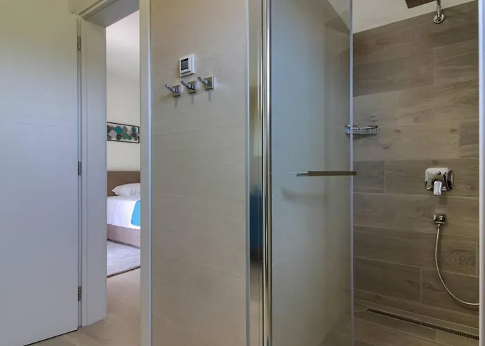 Mako, Moderne Luxus-villa Mit Swimmingpool Und Whirlpool In Ruhiger Vorort-lage Von فيلة *