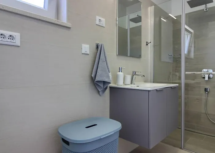 Mako, Moderne Luxus-villa Mit Swimmingpool Und Whirlpool In Ruhiger Vorort-lage Von * Пула