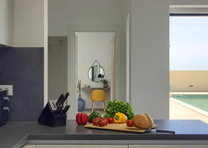 Mako, Moderne Luxus-villa Mit Swimmingpool Und Whirlpool In Ruhiger Vorort-lage Von Вілла