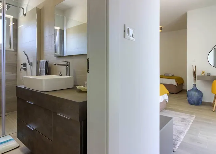 Mako, Moderne Luxus-villa Mit Swimmingpool Und Whirlpool In Ruhiger Vorort-lage Von *