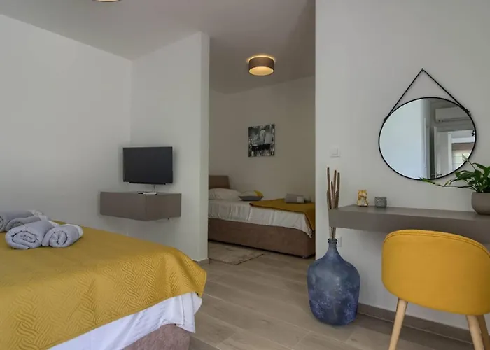 Mako, Moderne Luxus-villa Mit Swimmingpool Und Whirlpool In Ruhiger Vorort-lage Von Вілла Пула