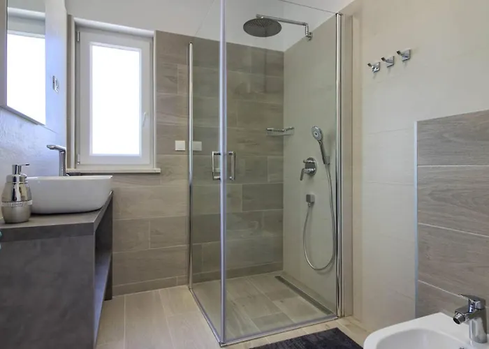 Mako, Moderne Luxus-villa Mit Swimmingpool Und Whirlpool In Ruhiger Vorort-lage Von * Пула