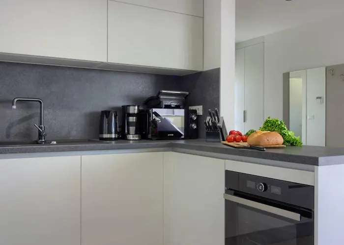 Mako, Moderne Luxus-villa Mit Swimmingpool Und Whirlpool In Ruhiger Vorort-lage Von Вілла Пула