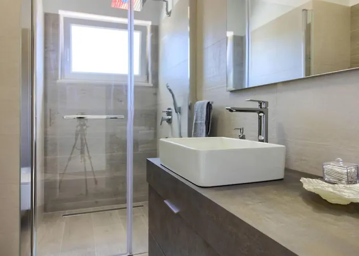 Mako, Moderne Luxus-villa Mit Swimmingpool Und Whirlpool In Ruhiger Vorort-lage Von *