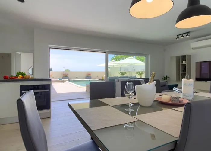 Mako, Moderne Luxus-villa Mit Swimmingpool Und Whirlpool In Ruhiger Vorort-lage Von