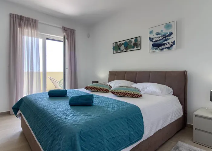 Mako, Moderne Luxus-villa Mit Swimmingpool Und Whirlpool In Ruhiger Vorort-lage Von *