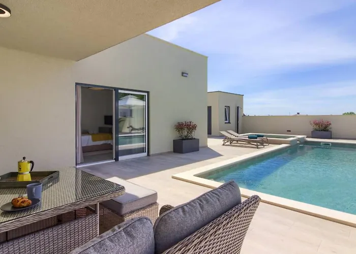 Mako, Moderne Luxus-villa Mit Swimmingpool Und Whirlpool In Ruhiger Vorort-lage Von Пула