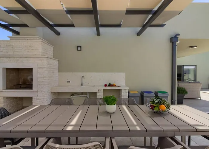 Mako, Moderne Luxus-villa Mit Swimmingpool Und Whirlpool In Ruhiger Vorort-lage Von Вілла Пула