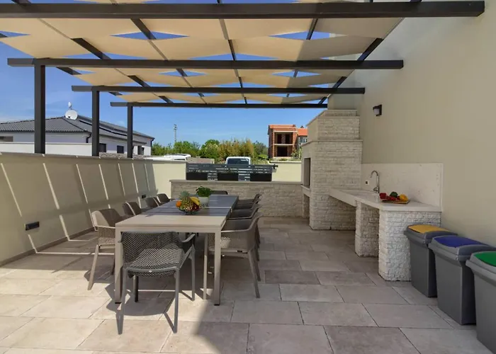 Mako, Moderne Luxus-villa Mit Swimmingpool Und Whirlpool In Ruhiger Vorort-lage Von Вілла