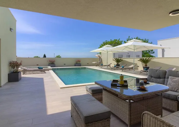 Вілла Mako, Moderne Luxus-villa Mit Swimmingpool Und Whirlpool In Ruhiger Vorort-lage Von *