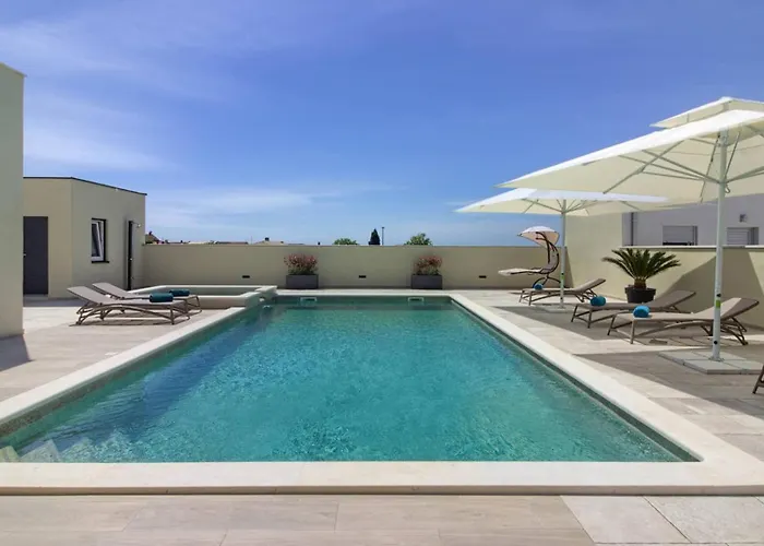 Mako, Moderne Luxus-villa Mit Swimmingpool Und Whirlpool In Ruhiger Vorort-lage Von