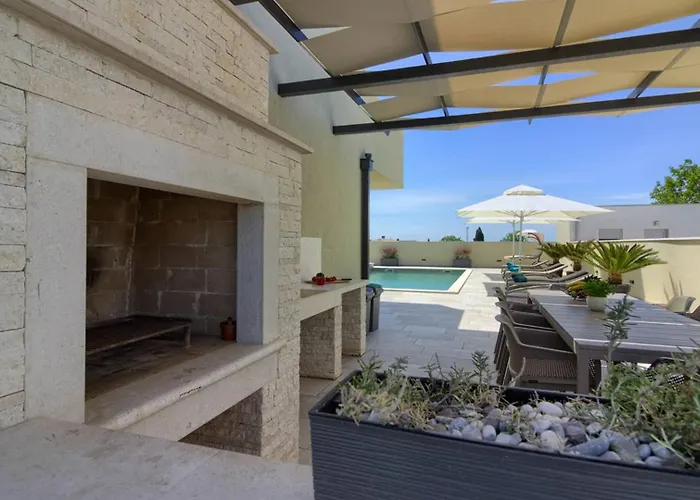 Mako, Moderne Luxus-villa Mit Swimmingpool Und Whirlpool In Ruhiger Vorort-lage Von Пула