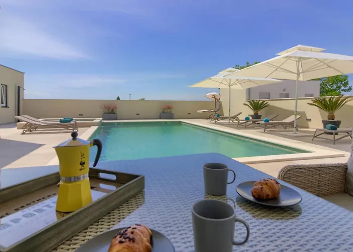 Mako, Moderne Luxus-villa Mit Swimmingpool Und Whirlpool In Ruhiger Vorort-lage Von Вілла *