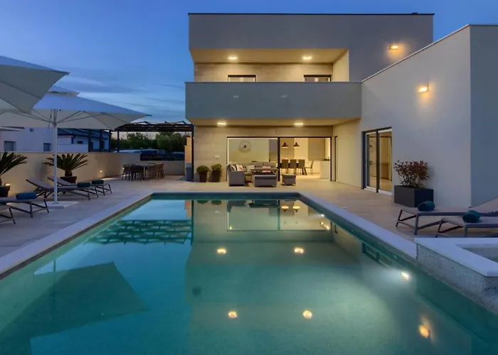 Вілла Mako, Moderne Luxus-villa Mit Swimmingpool Und Whirlpool In Ruhiger Vorort-lage Von *