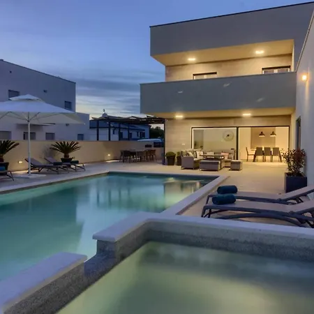 Villa Mako, Moderne Luxus-villa Mit Swimmingpool Und Whirlpool In Ruhiger Vorort-lage Von