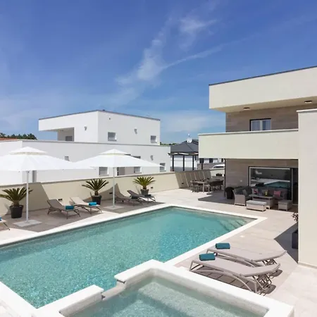 Villa Mako, Moderne Luxus-villa Mit Swimmingpool Und Whirlpool In Ruhiger Vorort-lage Von