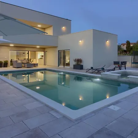 Mako, Moderne Luxus-villa Mit Swimmingpool Und Whirlpool In Ruhiger Vorort-lage Von Villa Pola