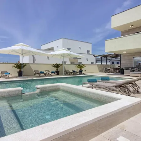 Mako, Moderne Luxus-villa Mit Swimmingpool Und Whirlpool In Ruhiger Vorort-lage Von Pula