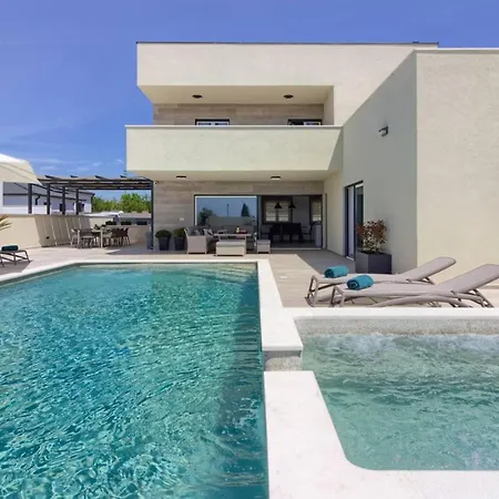 Mako, Moderne Luxus-villa Mit Swimmingpool Und Whirlpool In Ruhiger Vorort-lage Von