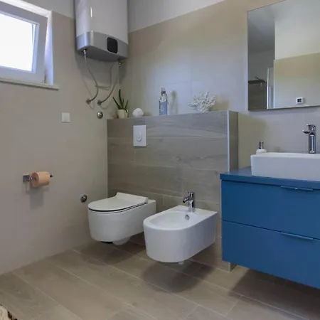 Mako, Moderne Luxus-villa Mit Swimmingpool Und Whirlpool In Ruhiger Vorort-lage Von