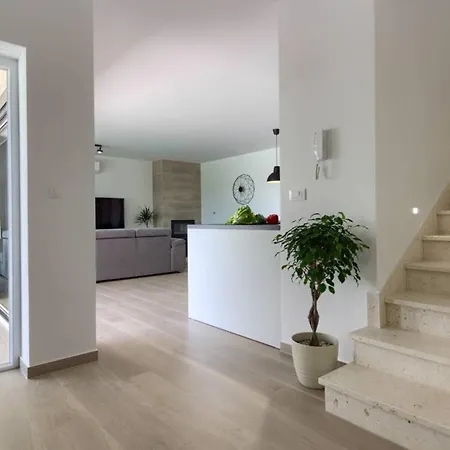 Mako, Moderne Luxus-villa Mit Swimmingpool Und Whirlpool In Ruhiger Vorort-lage Von *