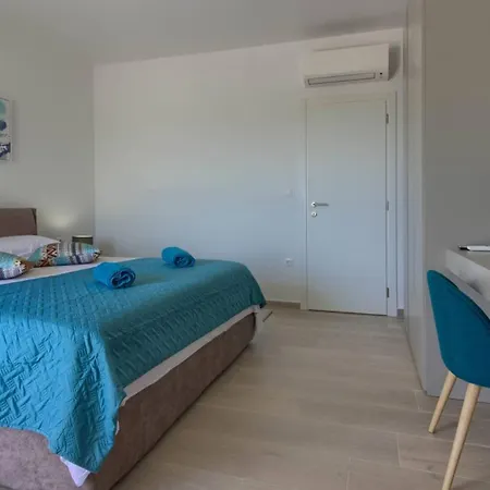 Mako, Moderne Luxus-villa Mit Swimmingpool Und Whirlpool In Ruhiger Vorort-lage Von