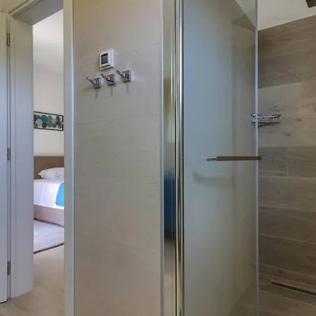 Mako, Moderne Luxus-villa Mit Swimmingpool Und Whirlpool In Ruhiger Vorort-lage Von Villa *