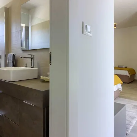 Mako, Moderne Luxus-villa Mit Swimmingpool Und Whirlpool In Ruhiger Vorort-lage Von *