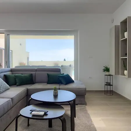 Villa Mako, Moderne Luxus-villa Mit Swimmingpool Und Whirlpool In Ruhiger Vorort-lage Von Pola