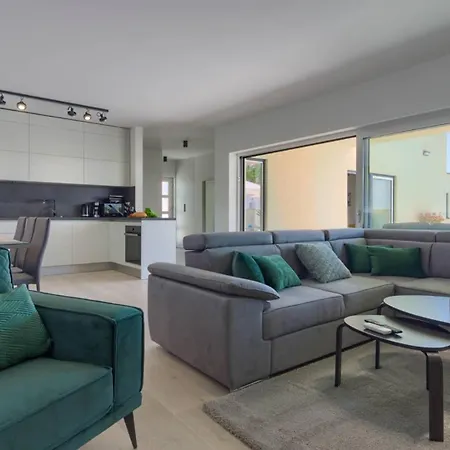 Mako, Moderne Luxus-villa Mit Swimmingpool Und Whirlpool In Ruhiger Vorort-lage Von Villa